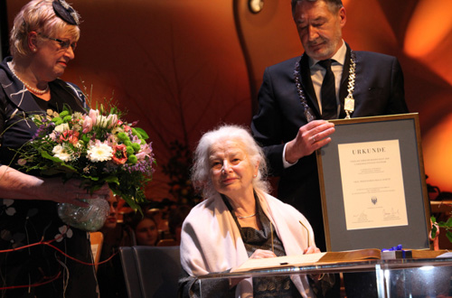 Helga Schütz als erste Ehrenbürgerin der Stadt Potsdam geehrt